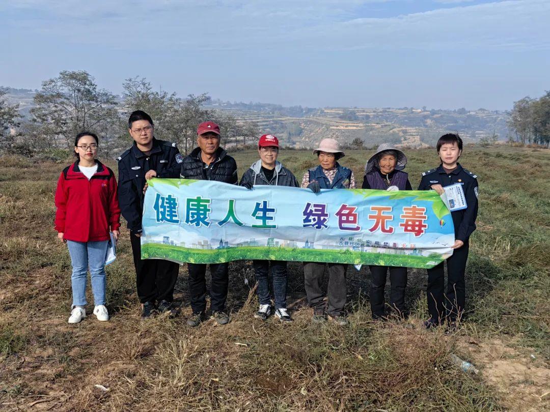       乡村十月好风光，秋高气爽，风景宜人。为深入推进农村禁毒宣传教育工作，