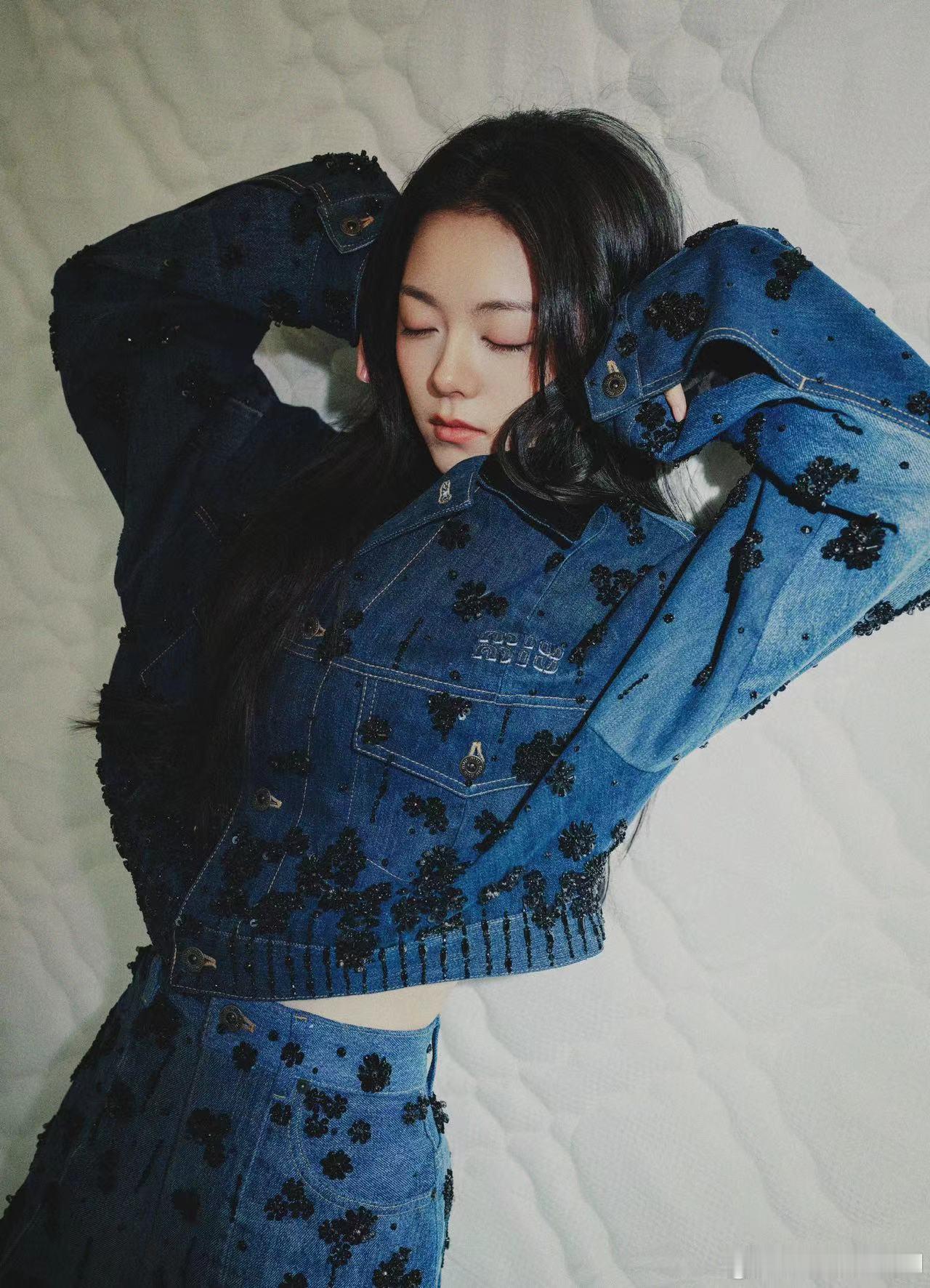 #赵今麦牛仔斑点套装# 好优雅的牛仔麦麦呀[打call]穿着牛仔斑点套装也能轻轻