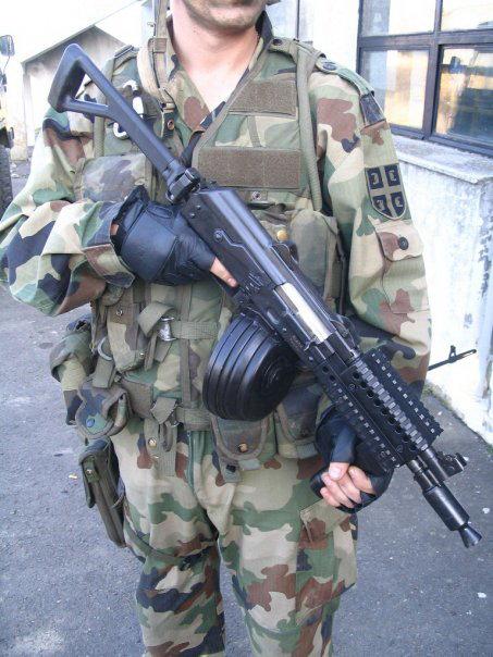 安装导轨护木、使用RPK弹鼓的南斯拉夫M92短突击步枪