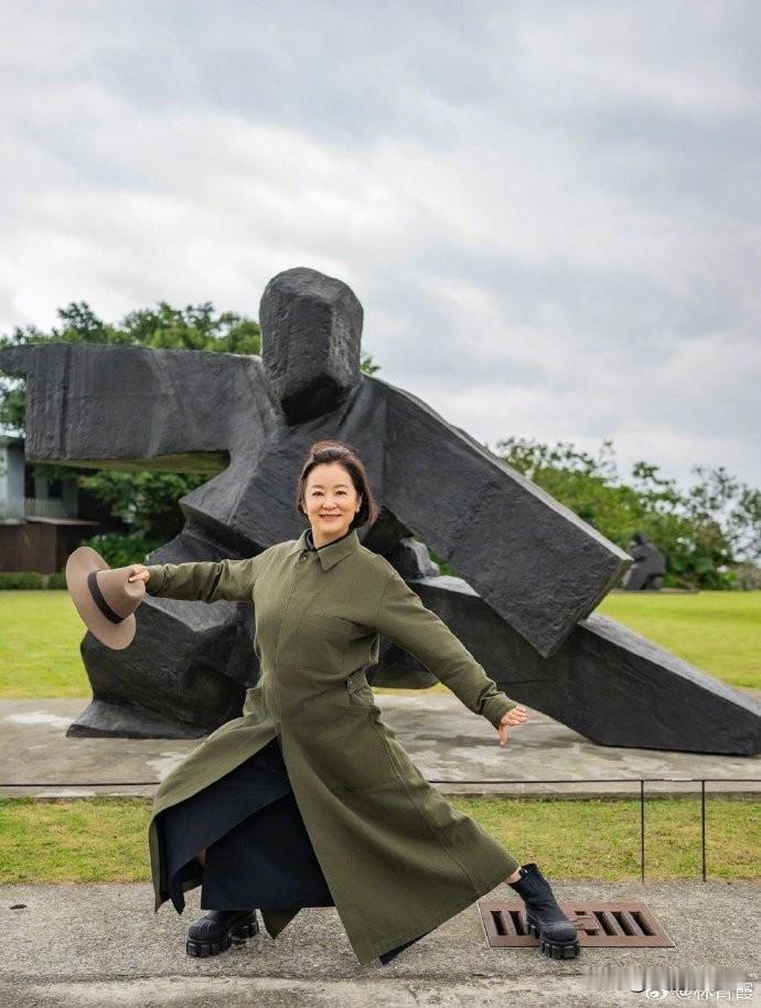 岁月从不败美人！在这位女明星身上真的具象化了！

11月4日，林青霞晒照庆祝70