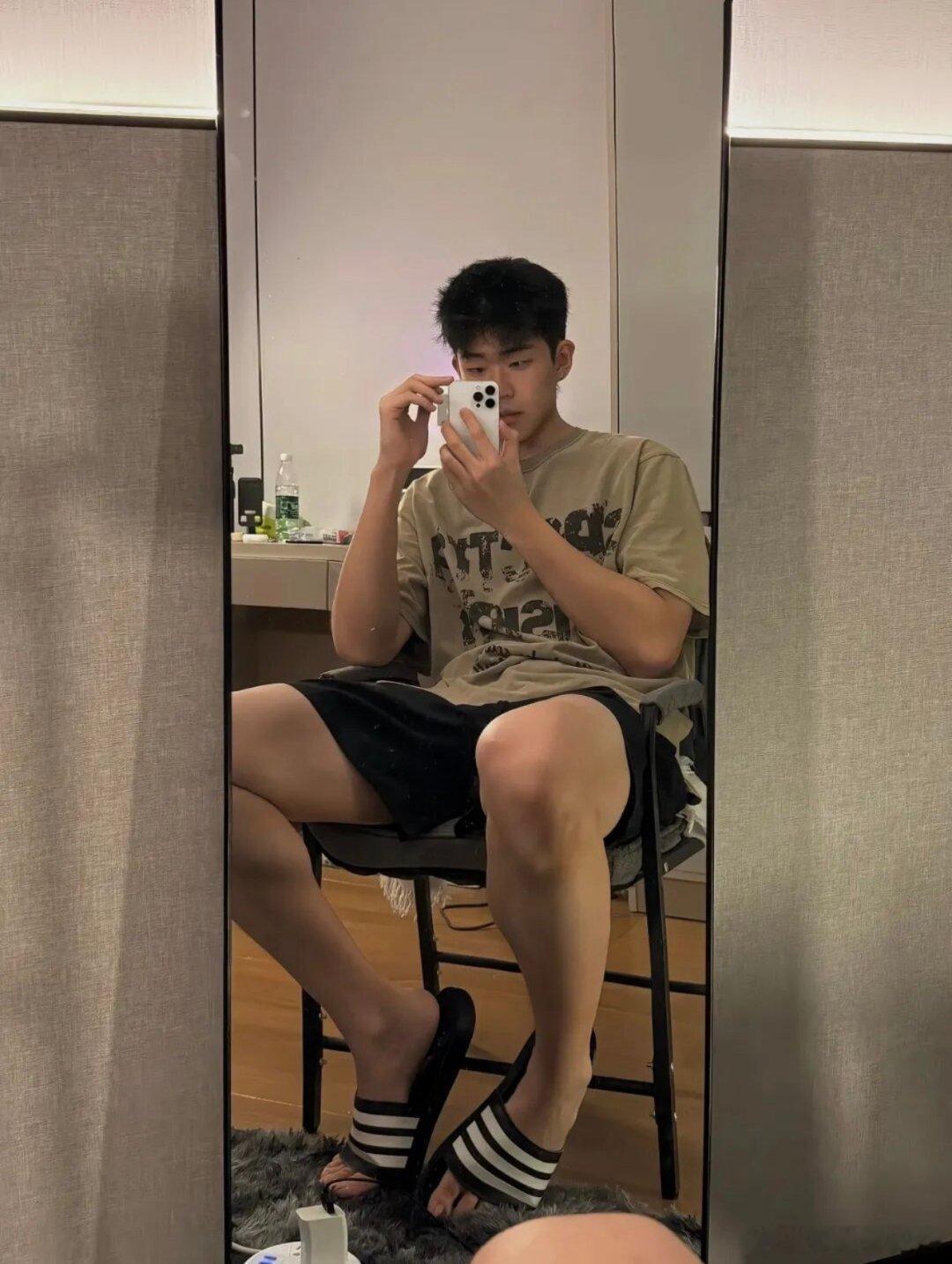 粗腿的小哥哥你们喜欢吗体育生 ​​​