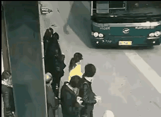 等车、上车，结果被撞了！是公交车的责任？还是小货车的责任？谁该为被撞的路人负责？