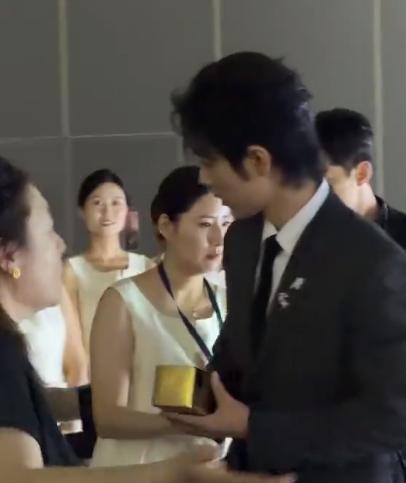 肖战是不是以为奖杯要回收肖战递奖杯像在接新生儿肖战递奖杯像在接新生儿！为什么要拿
