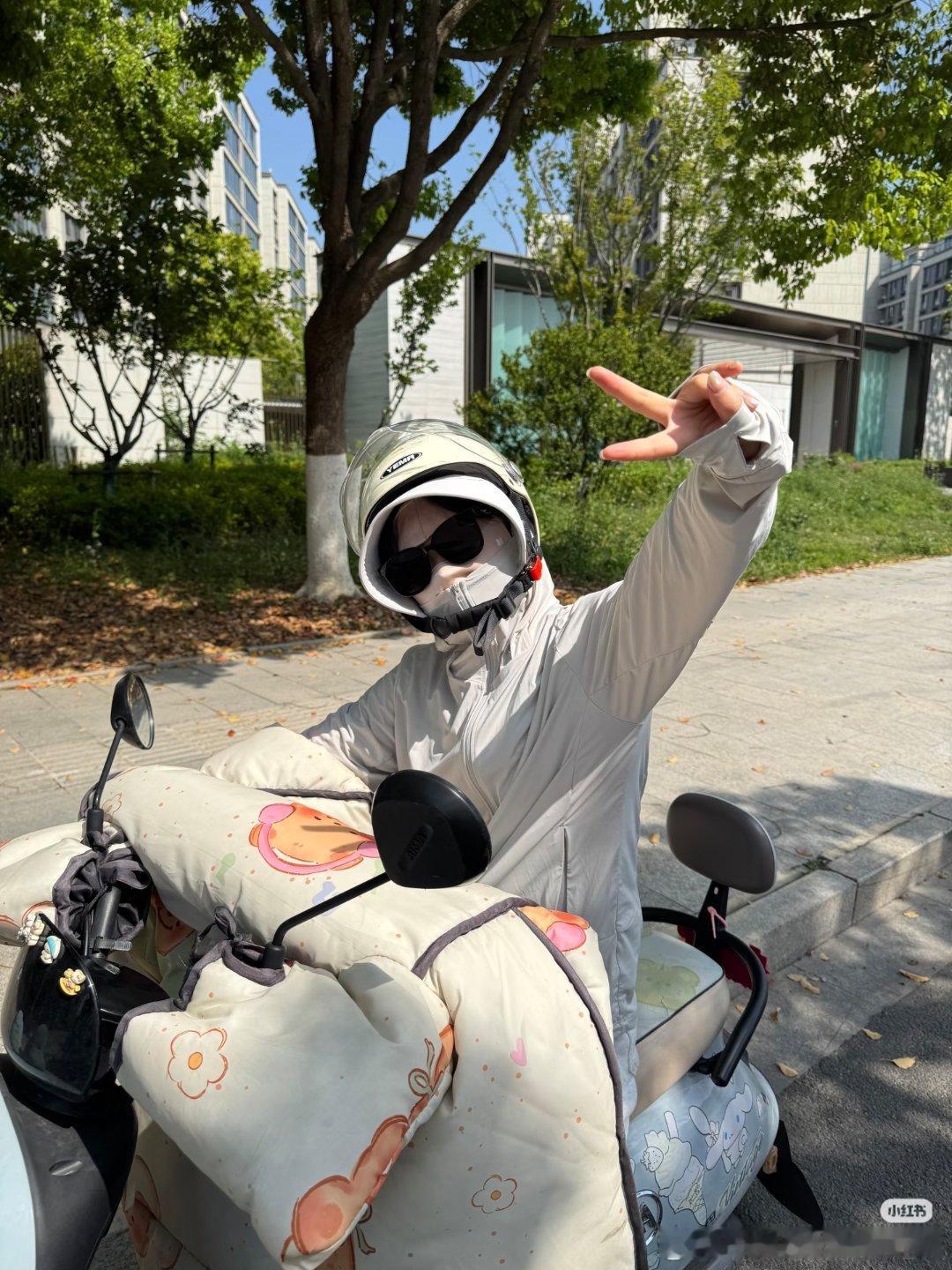 原来防晒服才是穿搭届的万金油 防晒服真的被低估了！搭T恤牛仔裤清爽休闲，配连衣裙