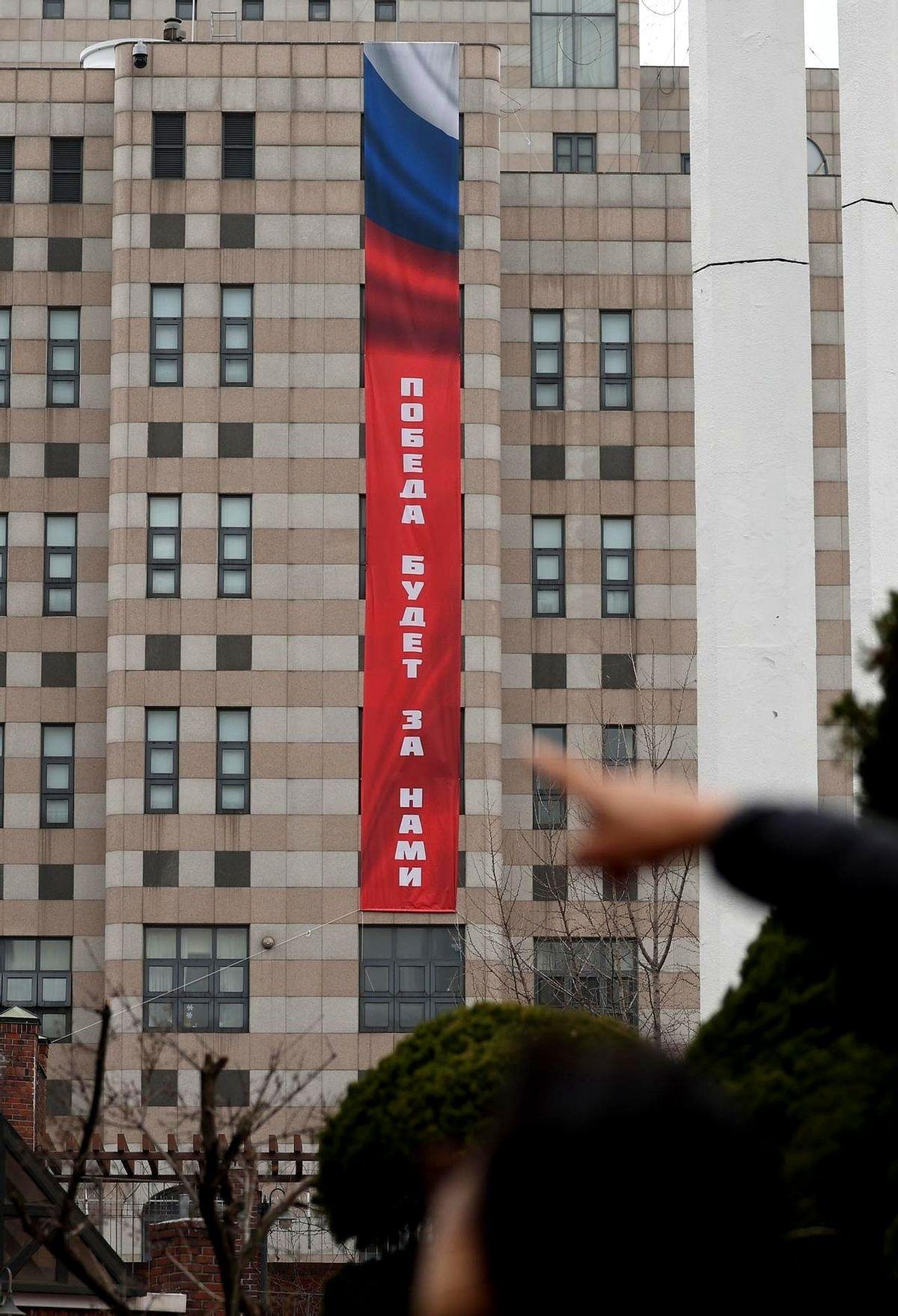 首尔街头，俄罗斯大使馆外墙，突然裂开一道15米高的俄语巨幅标语：“胜利终将属于我