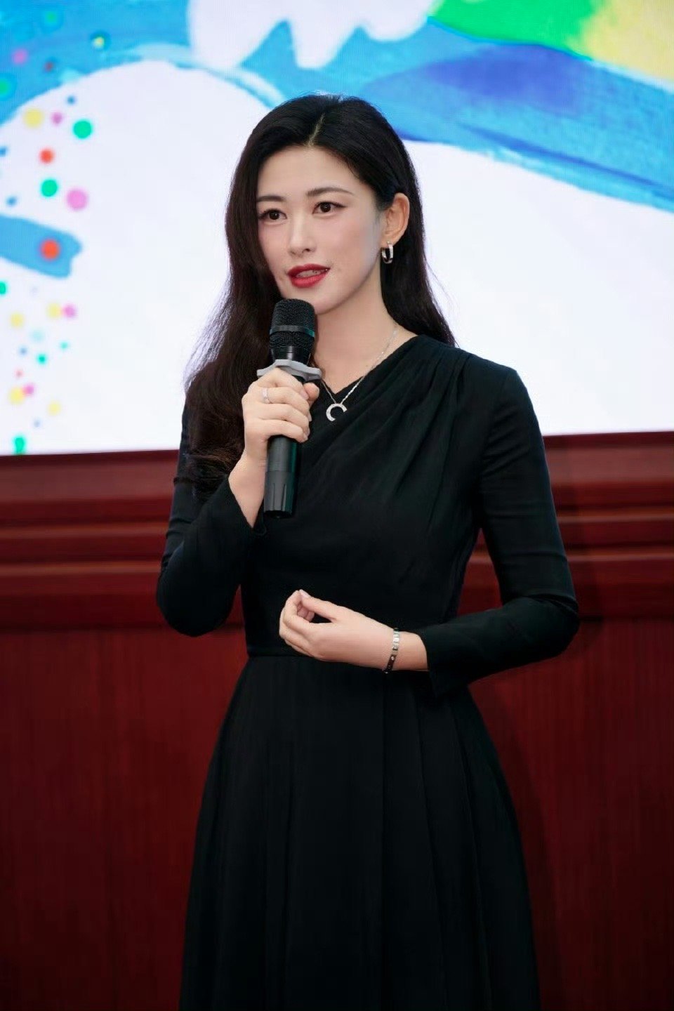 朱珠allblack优雅成这样 朱珠一袭小黑裙亮相活动，脚踩尖头黑皮鞋，allb