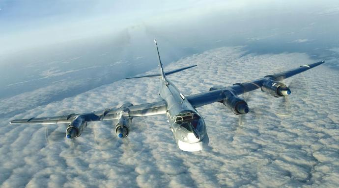每天认识一件兵器  俄罗斯Tu-95“熊”轰炸机Tu-95是图波列夫设计局研制的