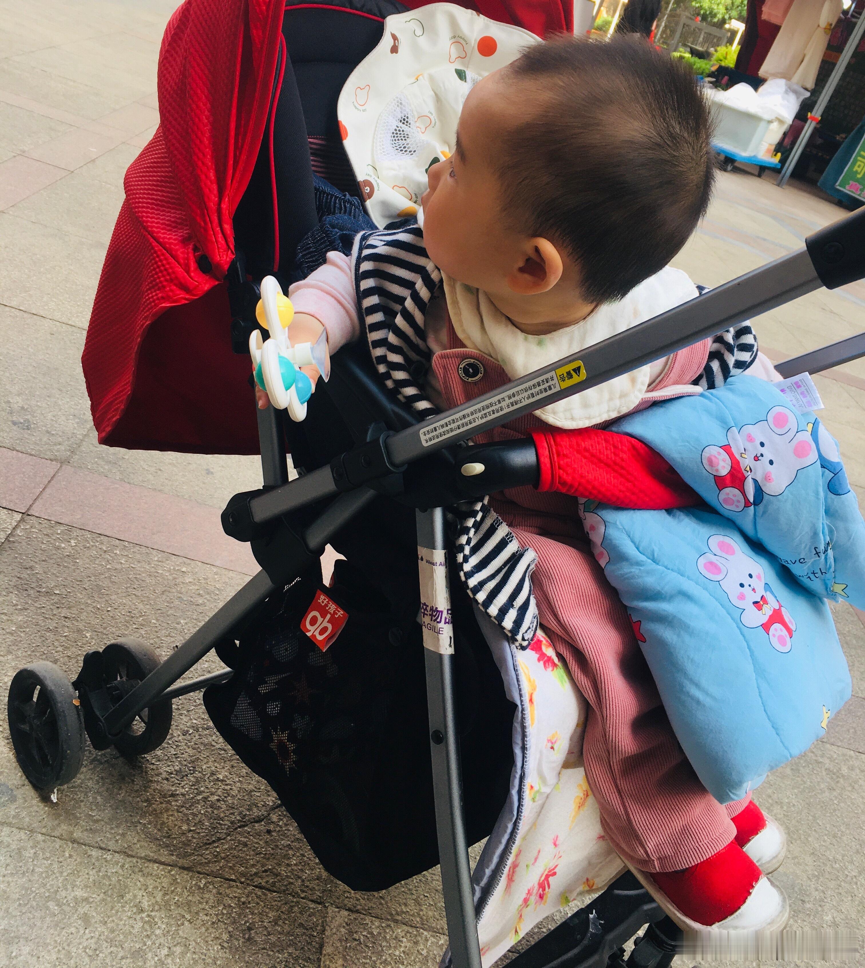 又又又遛娃了，一会去坐摇摇车