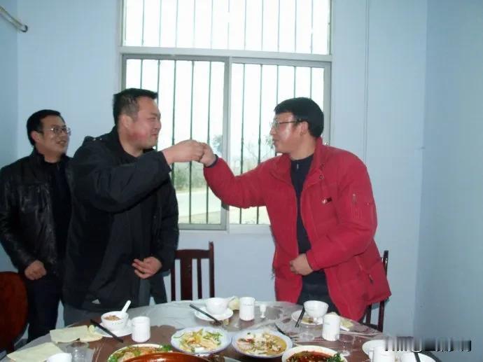 我村里有这么一个人物，他今年五十岁，是名处级干部，在机关单位他是个厉害角色，掌握