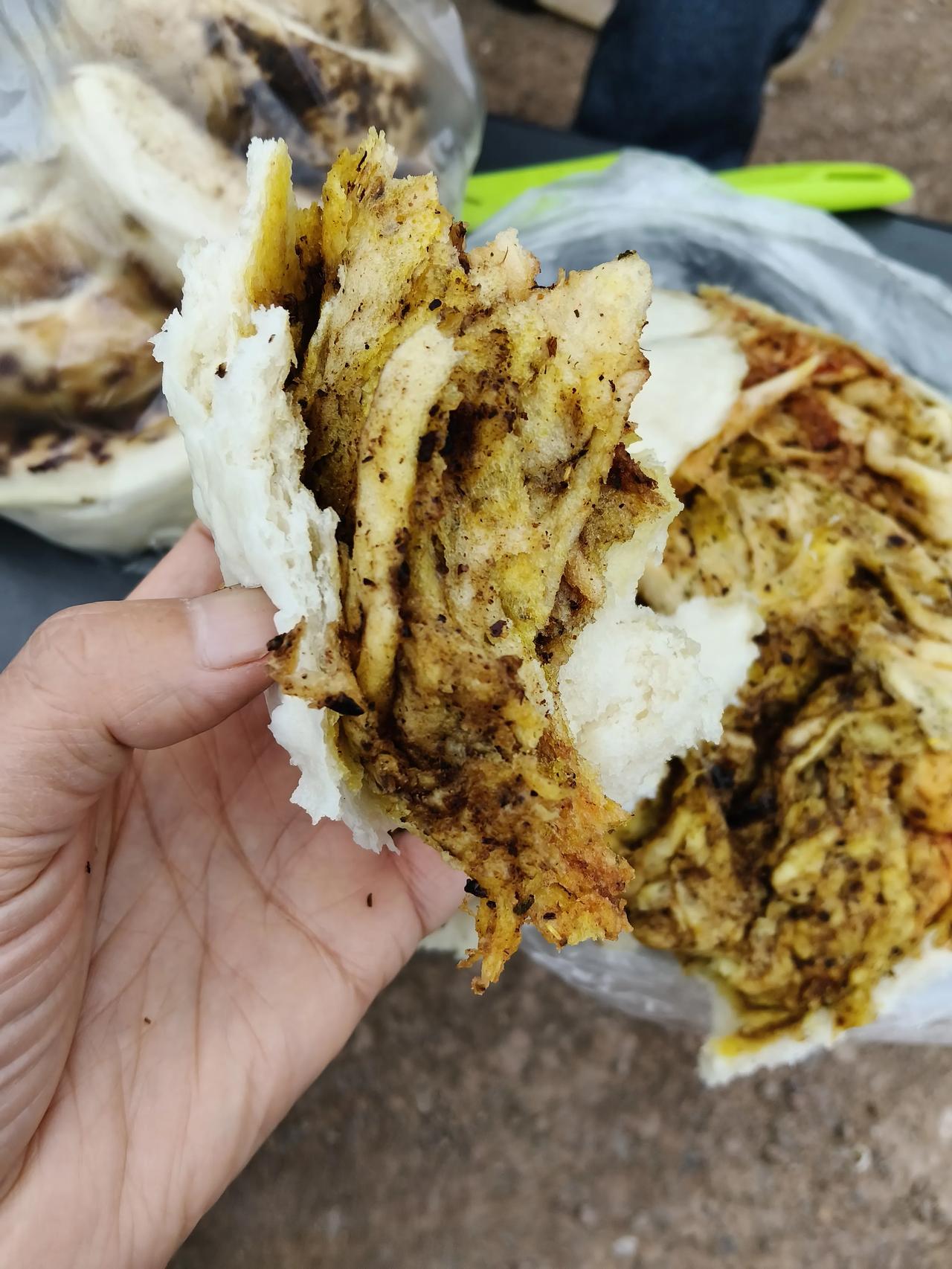 你还是我们甘肃的手工月饼比较健康，是卖的那种月饼，根本吃不下去。
我们这里的月饼