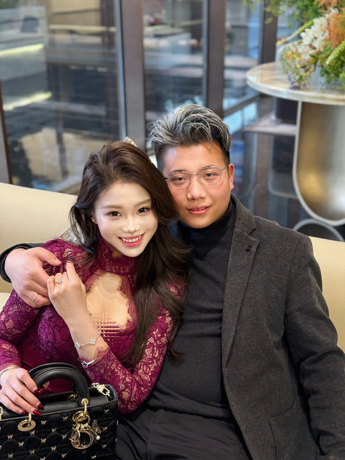 年上的魅力在于克制隐忍纵容 他早已过了轰轰烈烈的年纪   却还是愿意陪...