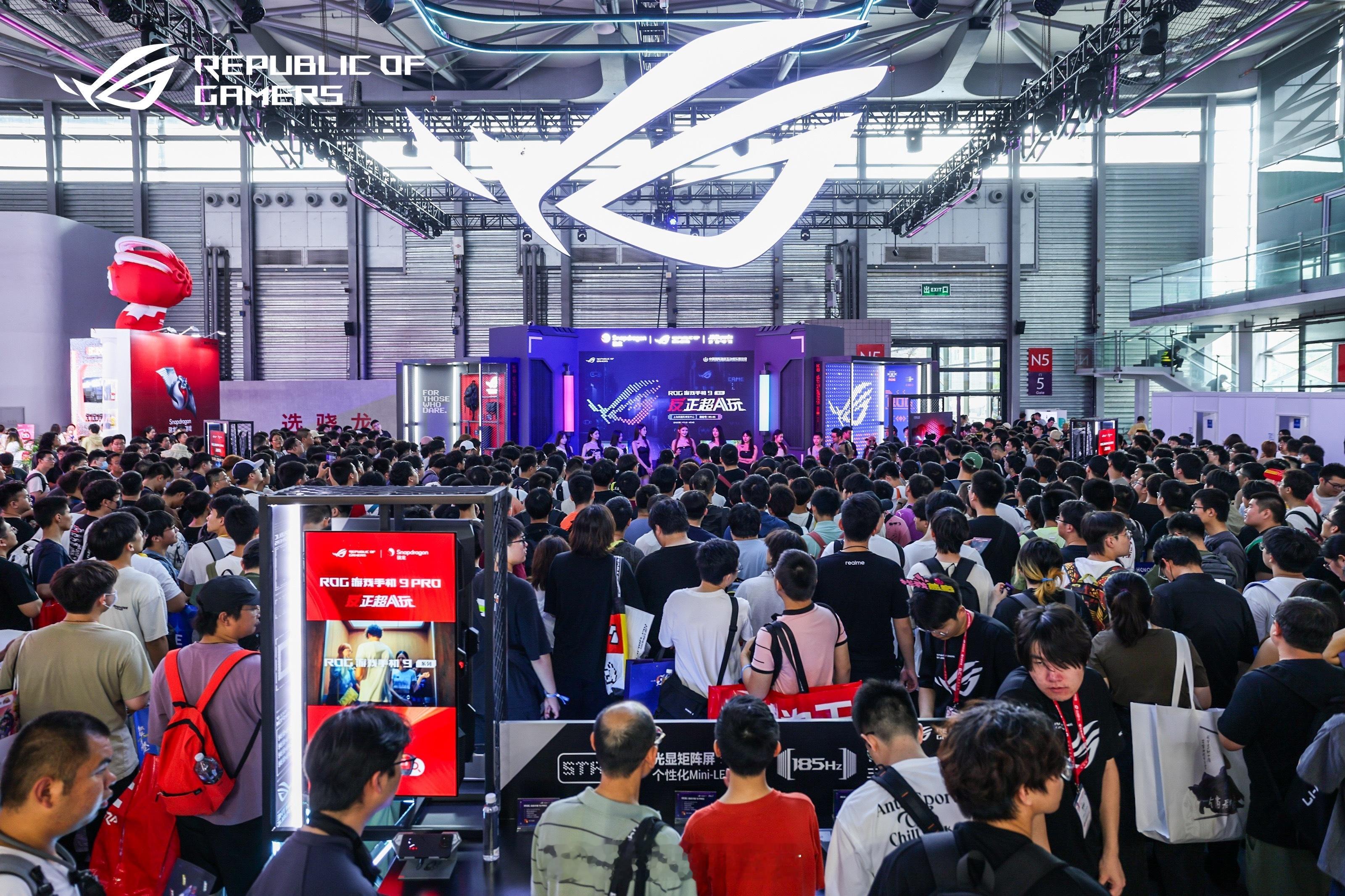 ChinaJoy 忘了说了，上午还去了ROG展区，这可是信仰玩家的区域，话说RO