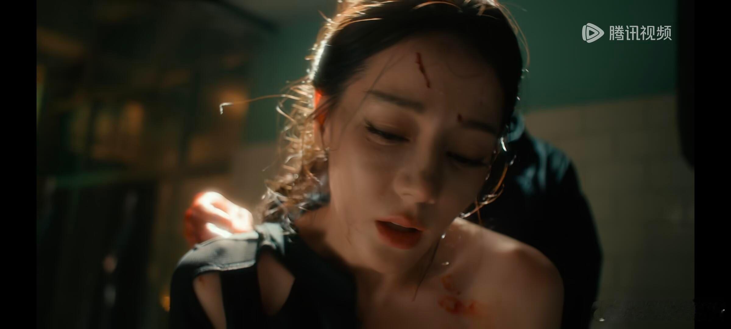 迪丽热巴这段像开了疼痛共享聂九罗这闷哼，我隔着屏幕都跟着倒抽气了！看她皱眉忍痛的