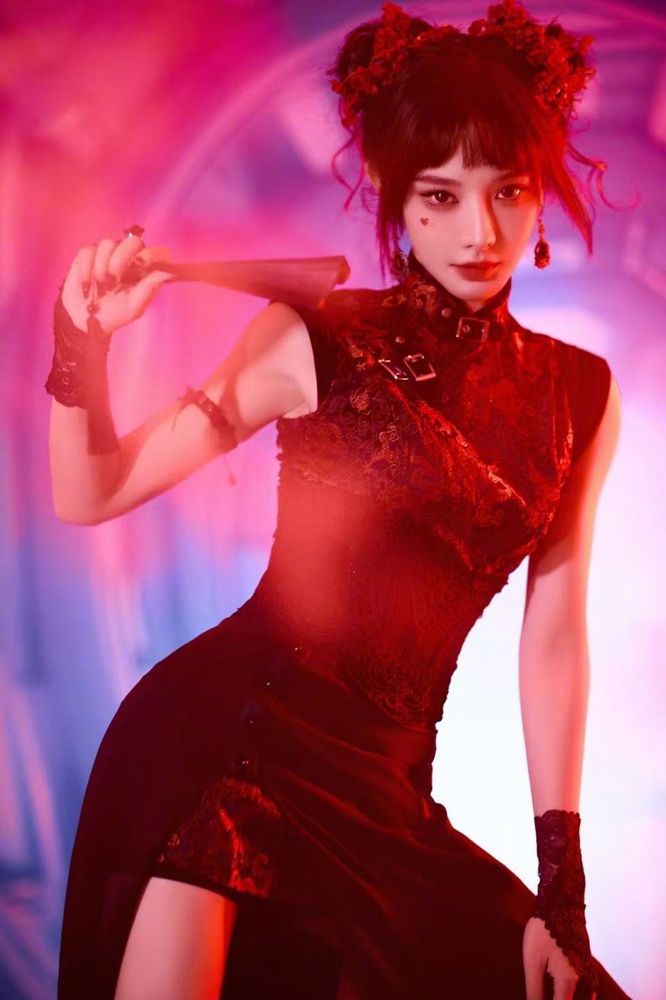 彭小苒cos春丽彭小苒cos春丽新中式旗袍造型搭配俏皮双丸子头，灵动又有活力，可