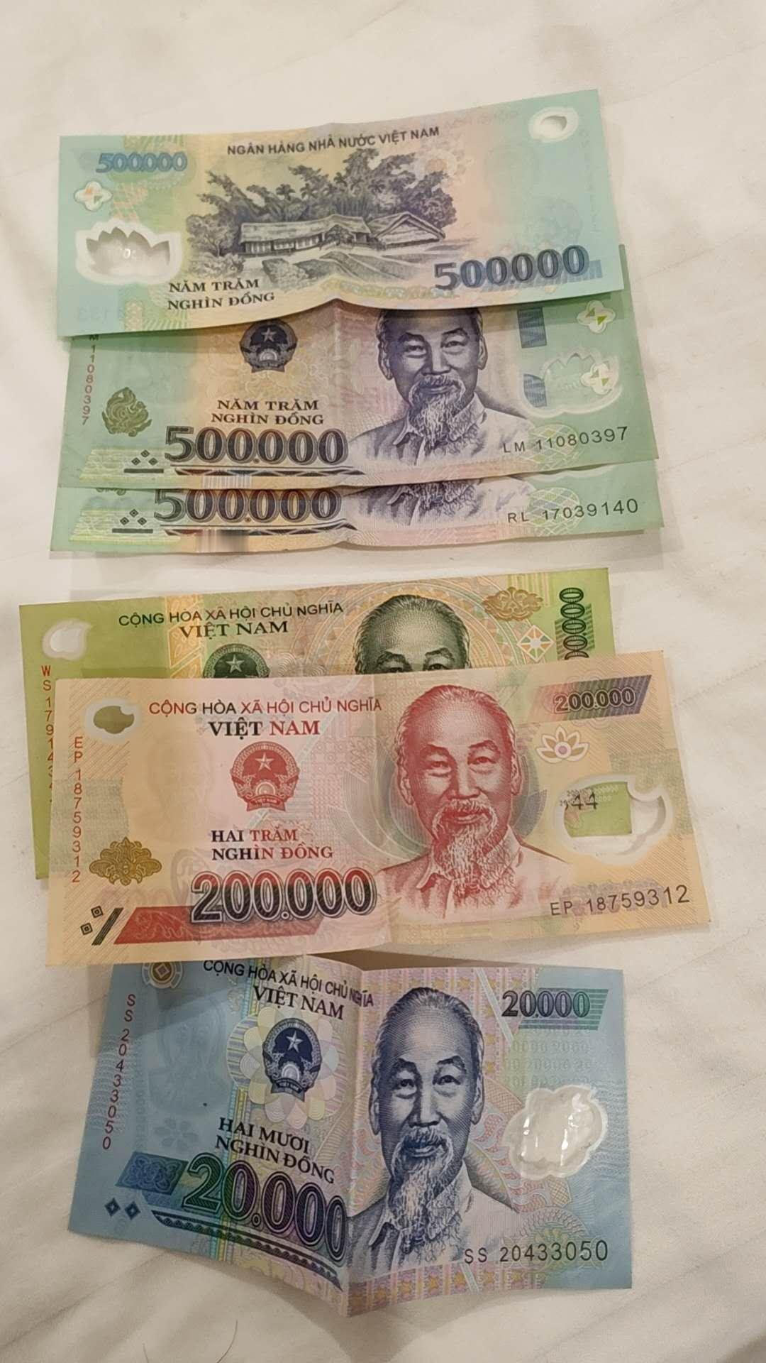 随手拍张照给大家分享一下越南币，都是几十万的面额，难怪我儿子说一餐饭化了50万[