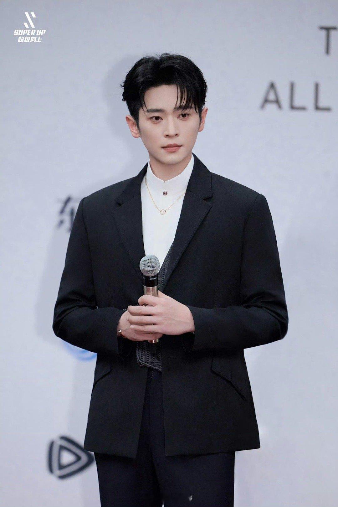 谁给丞磊下了萌汉药丞磊今天绝对被“萌汉病毒”入侵系统了！对手绘布景的好奇宝宝模样