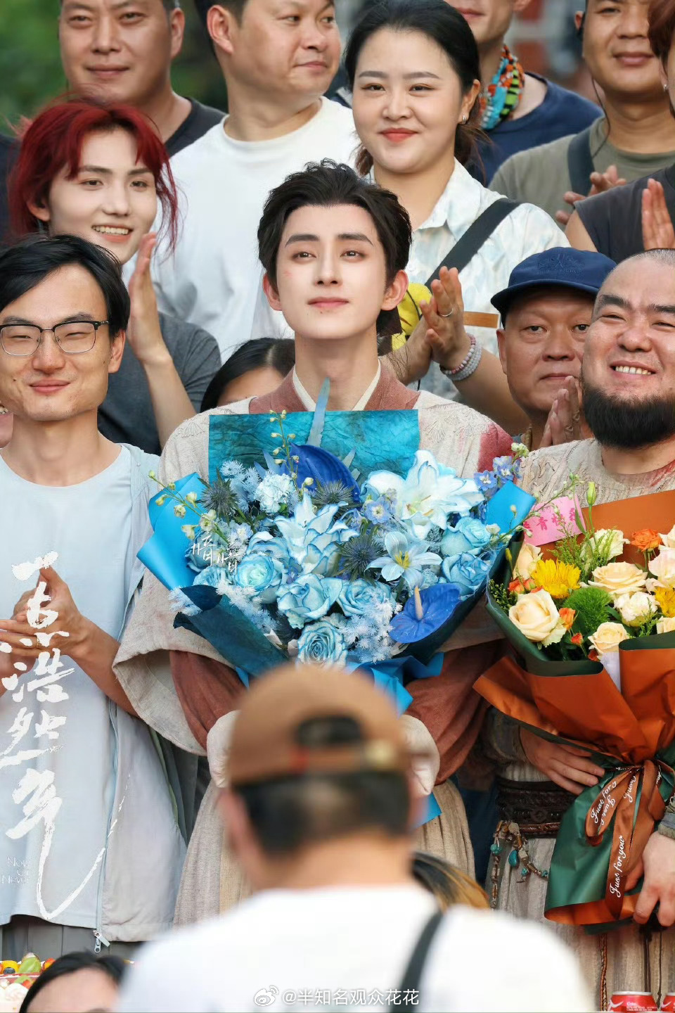 《一点浩然气》杀青啦💐敖瑞鹏一点浩然气杀青捧花路透敖瑞鹏一点浩然气杀青合照 ​
