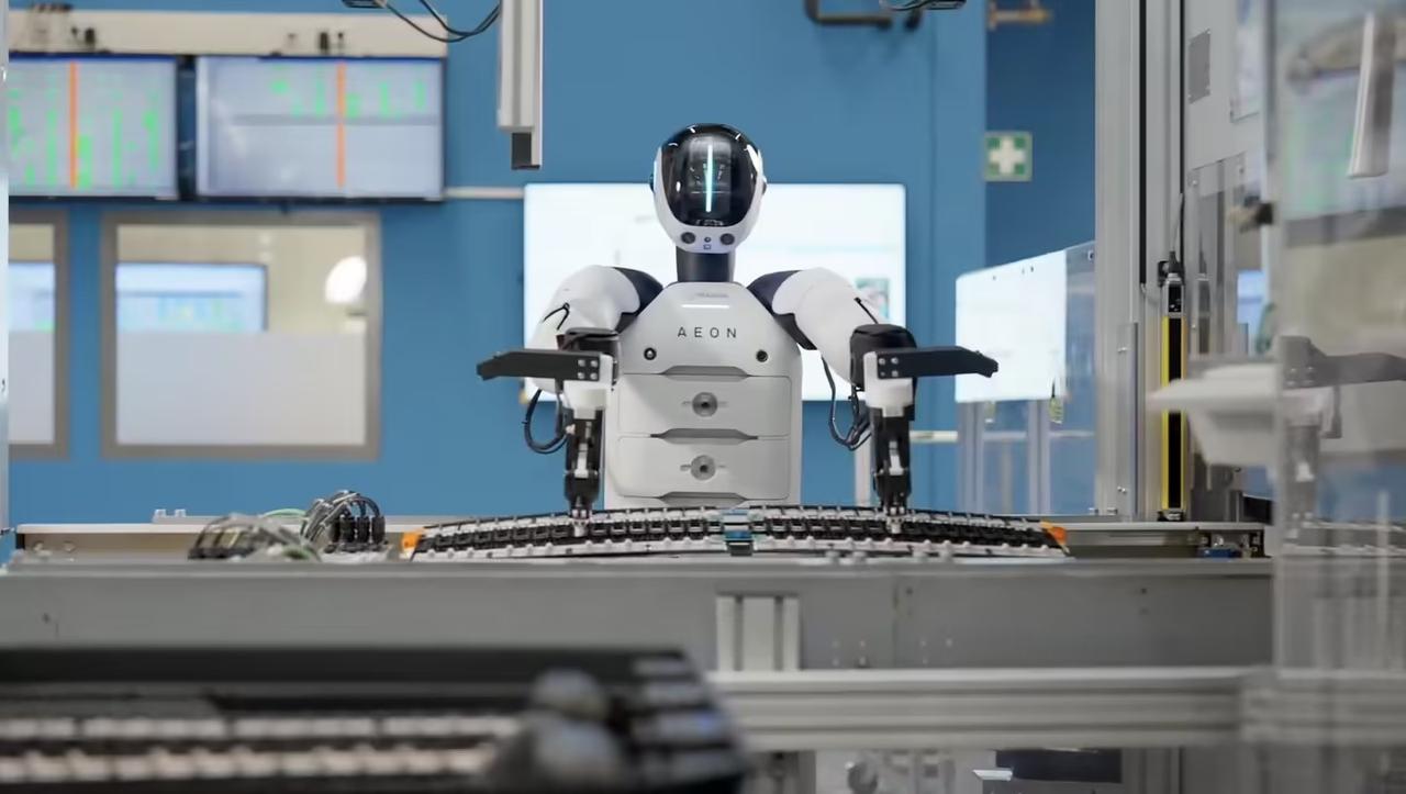 宝马德国工厂要引入人形机器人了！
不是概念，是真上线干活——
装配线、高压电池生