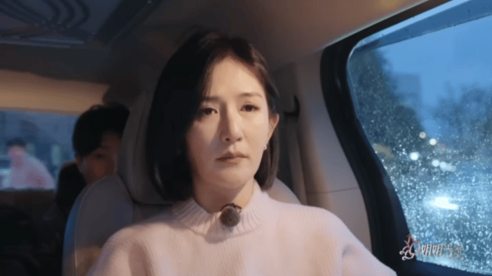 谢娜赶不上张杰演唱会大哭看《姐姐请吃饭》里的杰娜片段，娜姐赶不上演唱会急得哭了，