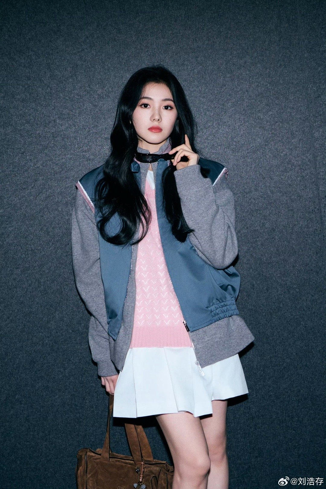 刘浩存 不要踩我的衣服大家理智追星啊这太疯狂了吧都要踩到别人衣服了 