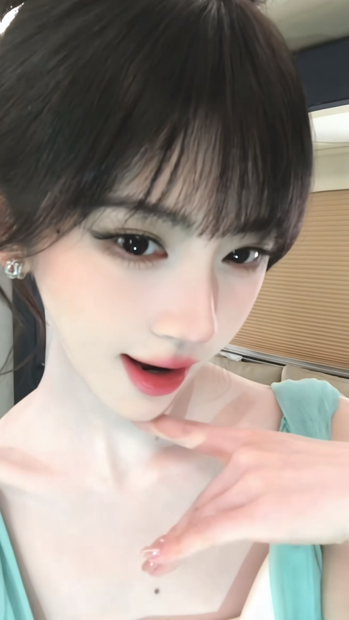 可爱夏夏（ ᐞ˶⦁༝⦁˶ᐞ ）◞ ̑̑鞠婧祎锁骨窝能装下珍珠项链 ​​​