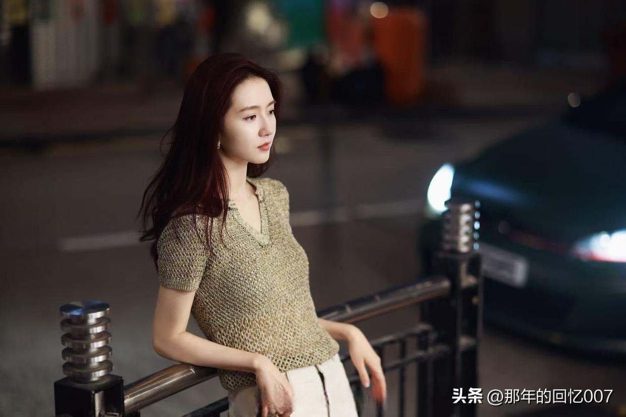 都市夜景下的时尚少女，灯光下的迷人风采