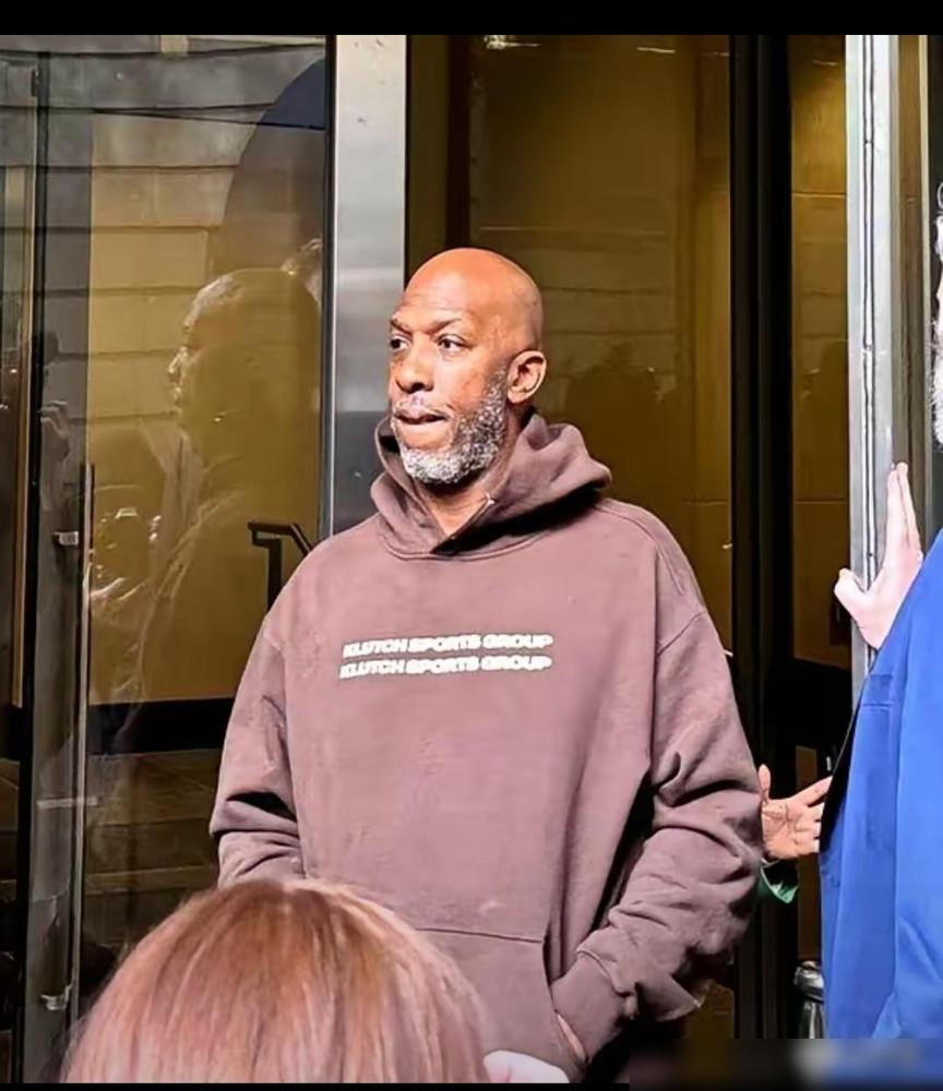 比卢普斯穿着印有Klutch标志的连帽法庭大衣，意味着勒布朗·詹姆斯和里奇·保罗