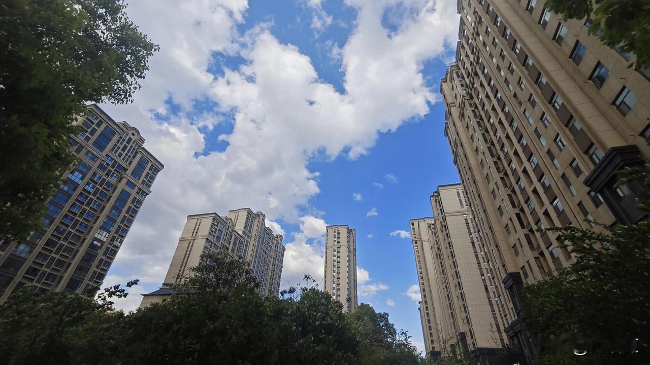 今天巩义风很大，很大！但是巩义蓝天如洗，白云悠悠，让人仿佛置身于诗意的画卷之中。