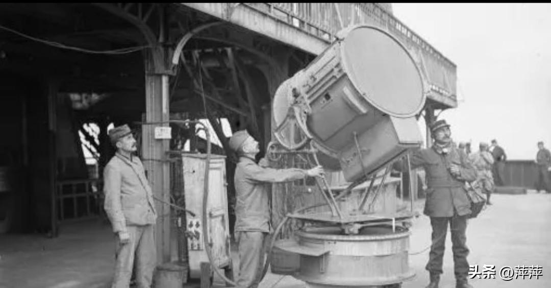 这张照片拍摄于第一次世界大战期间，地点在法国巴黎埃菲尔铁塔的平台上。画面中是法军