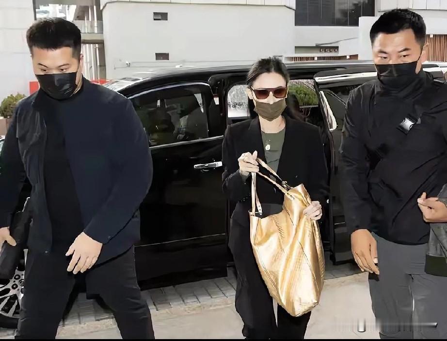 45岁张柏芝现身香港法庭，身边跟着4个保镖助理气场全开，一场索赔4276万的官司