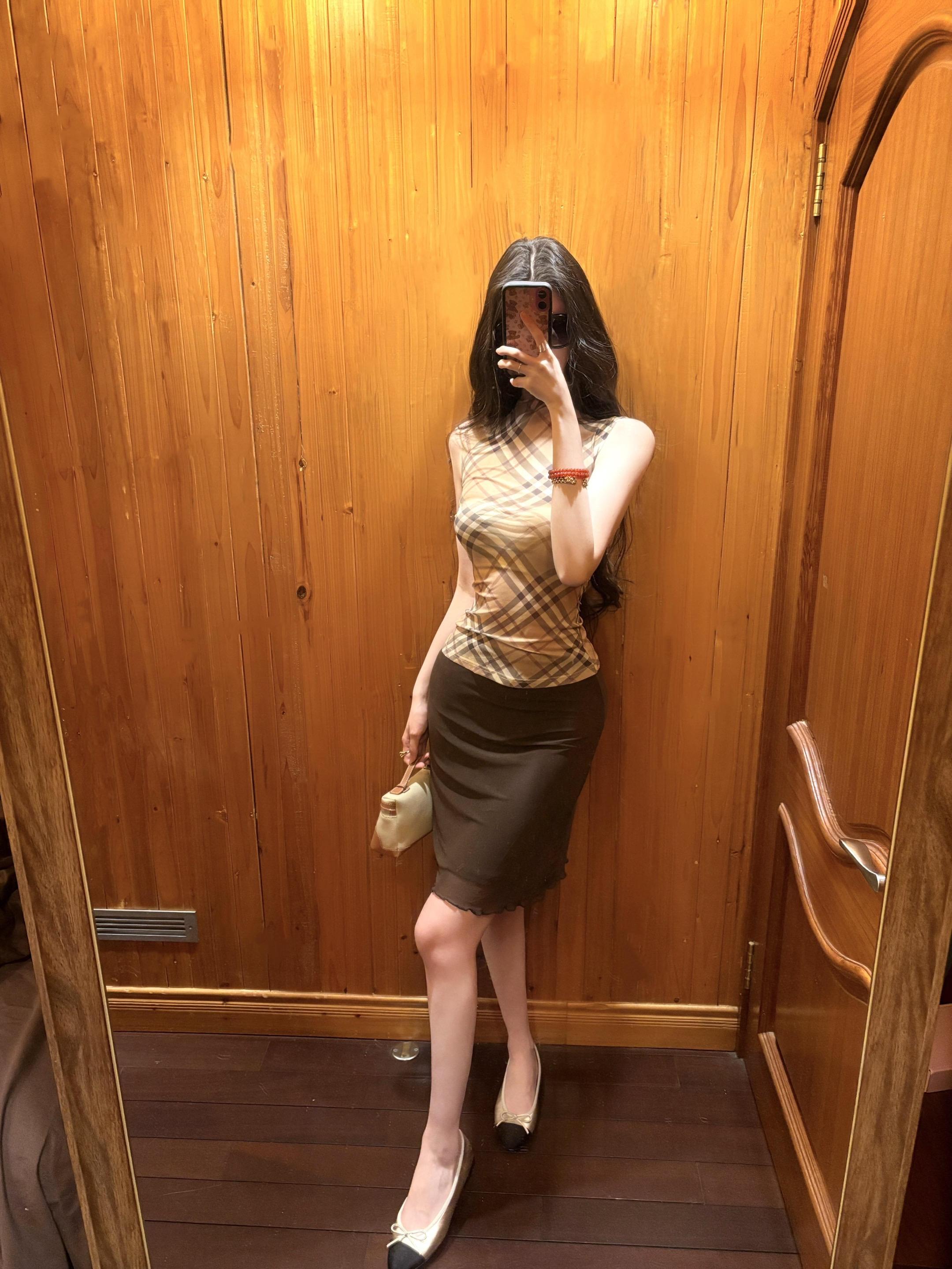 今日份格纹小衫配中裙～🪶。