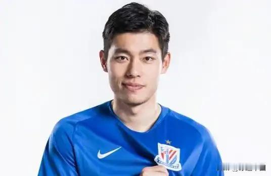 毕津浩转会上海申花后，赛场之路难免步履维艰，但场外却意外收获了甜蜜恋情，为失意的