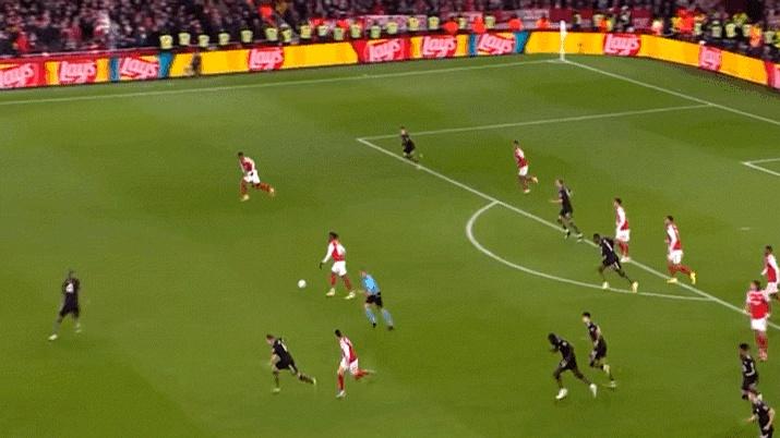 39岁的诺伊尔真是廉颇老矣，出击失误送空门。
 

他明明看到了那记长传，也冲了