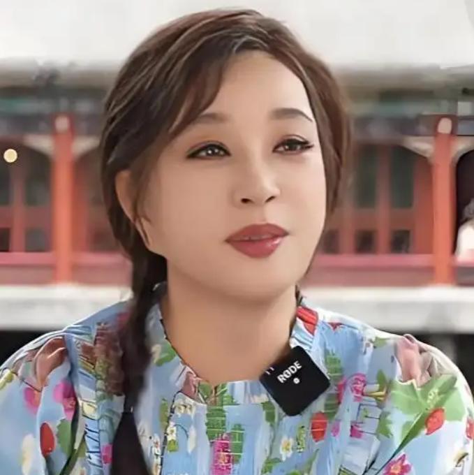 刘晓庆离婚了，记者问她：“您74岁了，为啥还折腾？”刘晓庆直接哈哈大笑：你说人们
