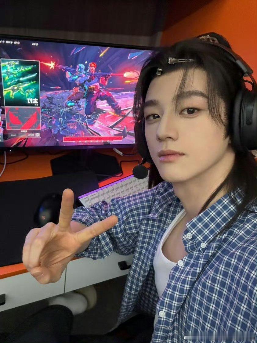 孟子义赖伟明搂腰这一下 你好星期六颜值组合同框跳舞太过养眼，氛围感瞬间拉满，轻松