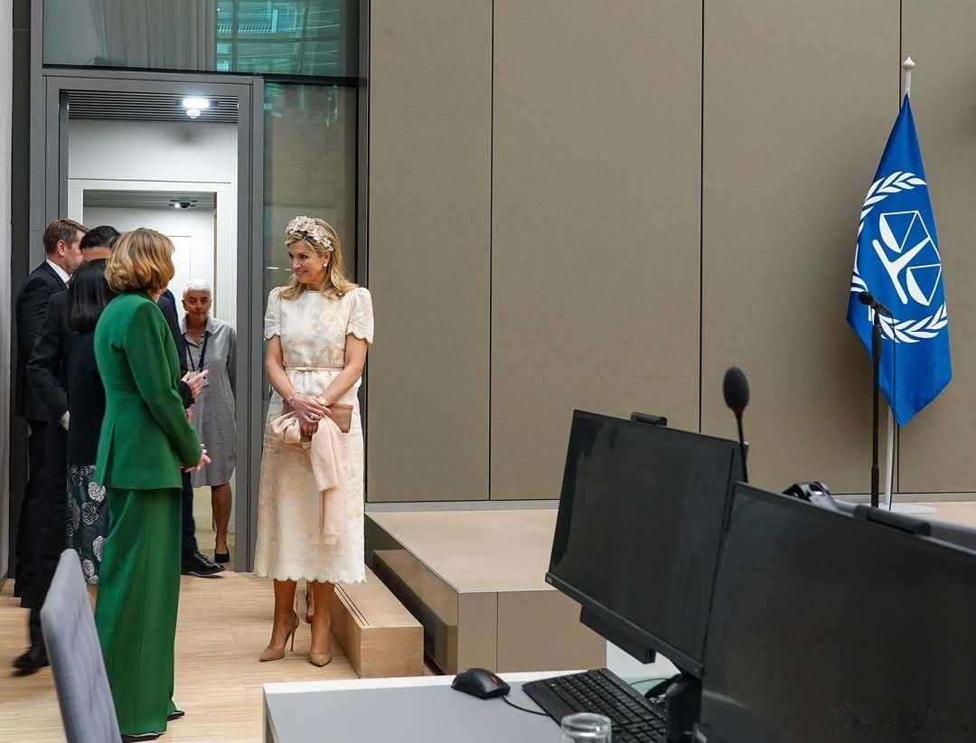 荷兰王室 🇳🇱🇩🇪6月10日，荷兰首相耶滕在福尔斯霍滕的杜伊芬沃德城堡设