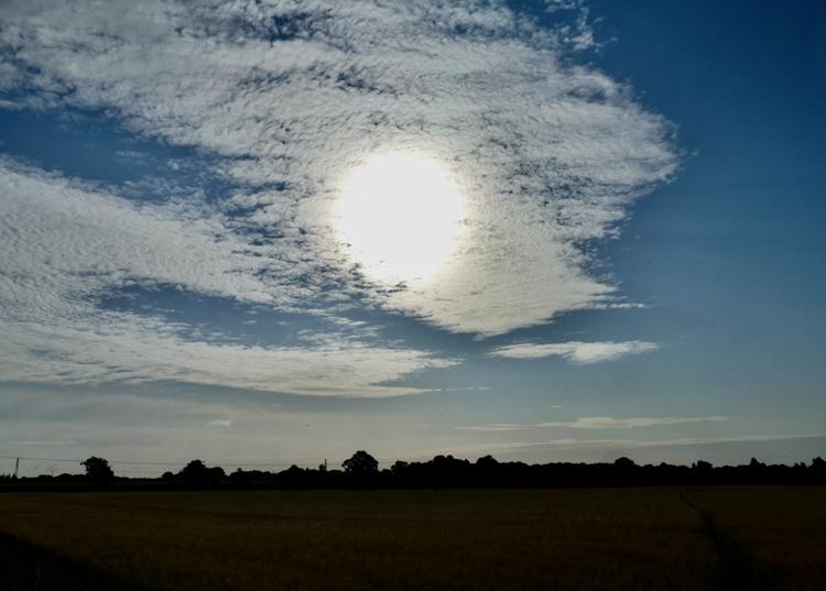 幸福的人生，藏在每一个可触摸的日常里。是清晨六点，窗帘缝漏进的第一缕阳光，伴着厨