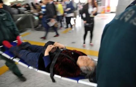 广东惠州，一位王大妈在火车站进站口检票时突然逆行冲出，正好撞上了刚进来的小伙的行