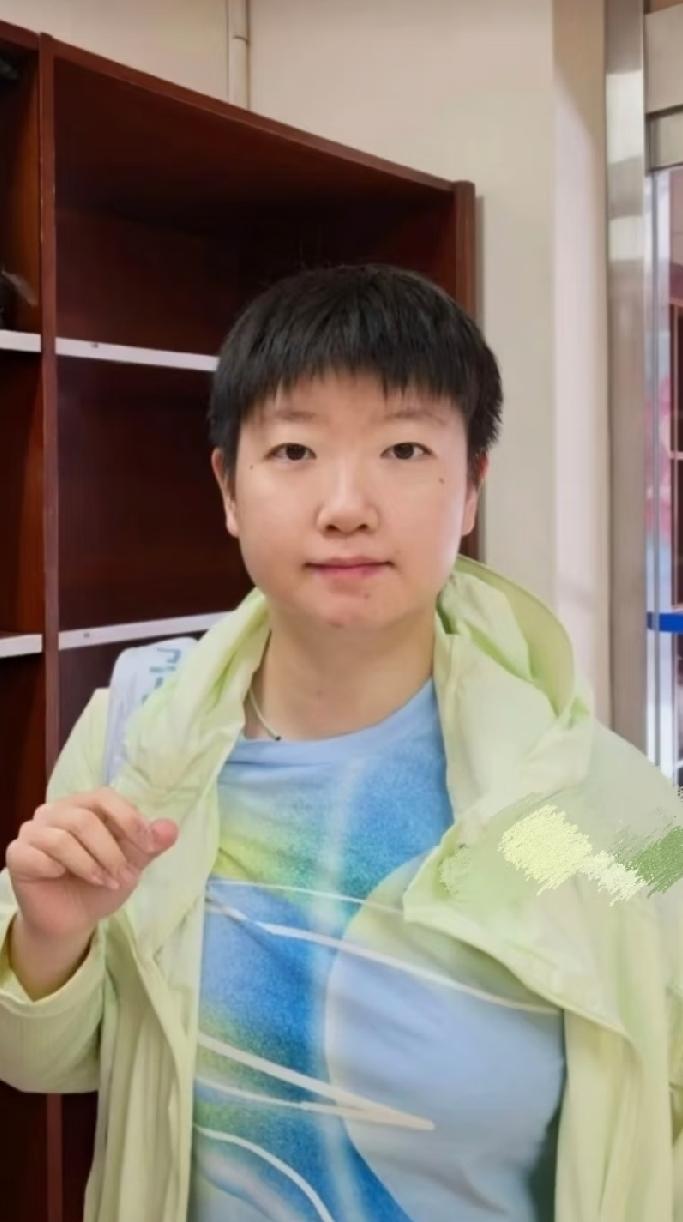 刷到新鲜出炉的小莎莎✨
 
一身浅绿外套，穿搭清爽简单，素颜状态，安安静静的模样
