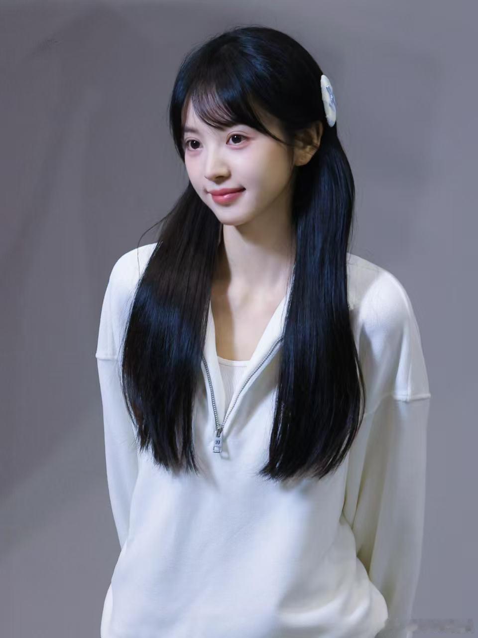 林知夏完全随田曦薇是巨坦来的 过山车倒挂的时候全车都在嚎，就林知夏还抽空捋了个头