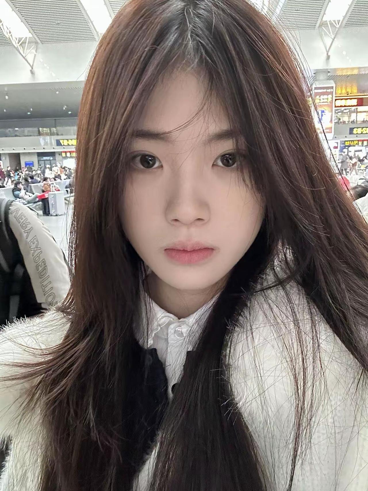 这姑娘在机场等车，有点累。