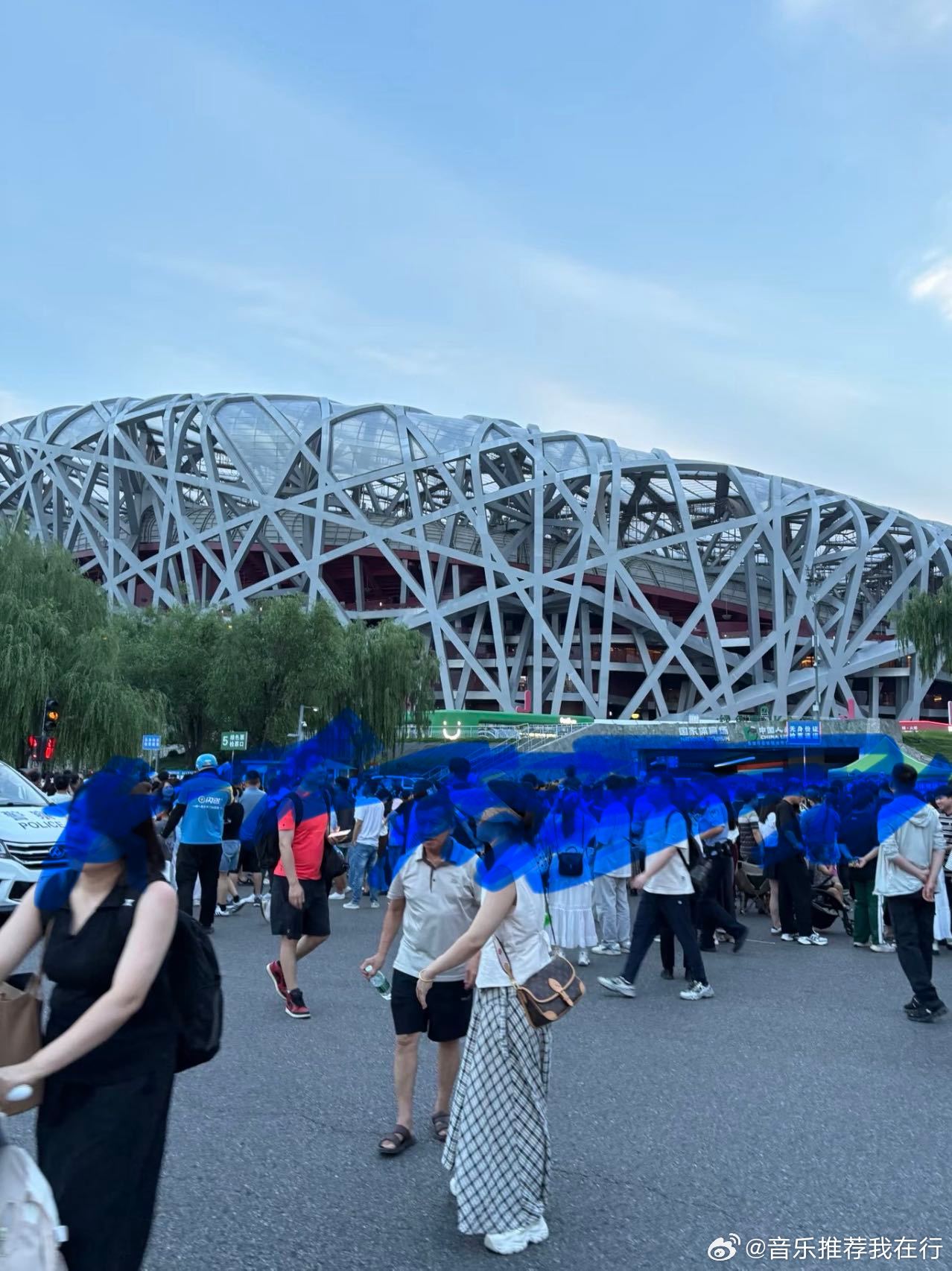 周杰伦鸟巢演唱会外场 场内氛围统一专注演出，场外画风截然不同，撸串听歌悠闲自在，