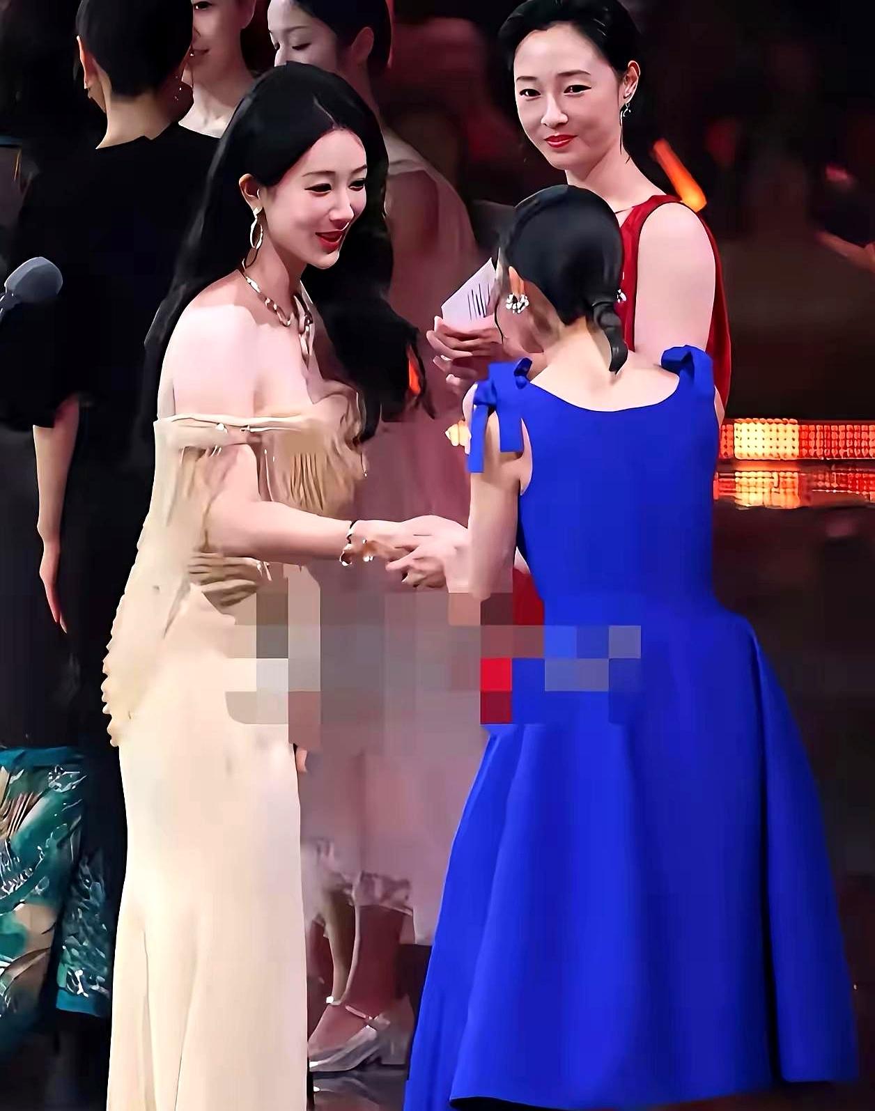 41岁拿影后，嘴缝50针，临时借的礼服，这配置听着像去凑数的，结果人家直接断层拿