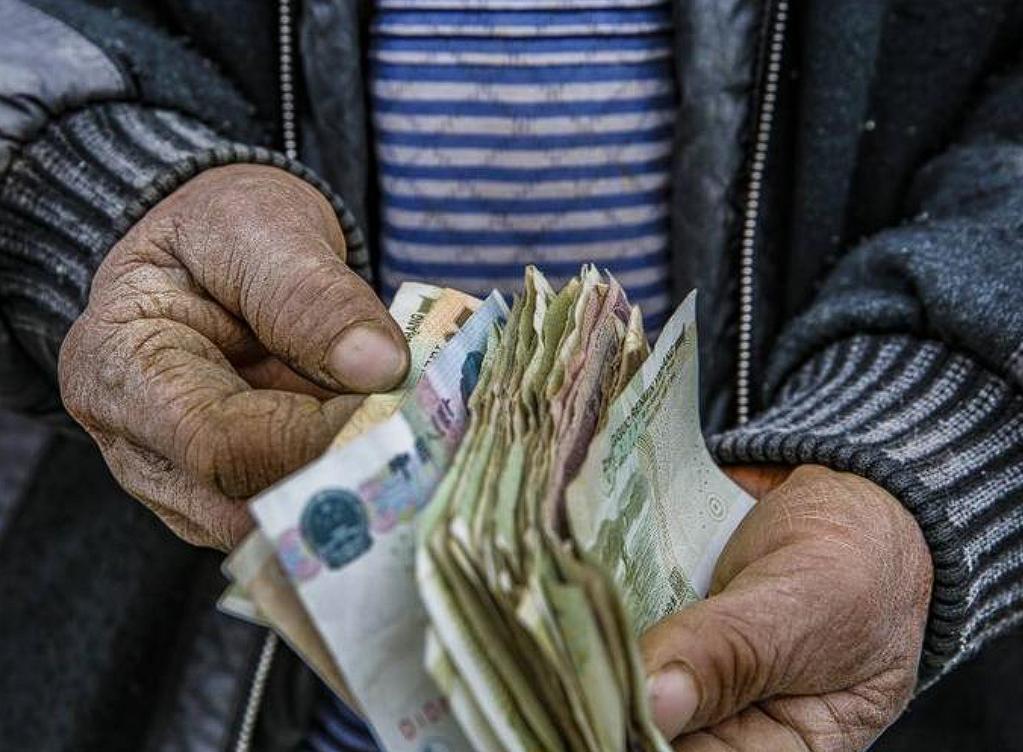 这个老板娘火了！湖北一家肠粉店的老板娘捡到一个装有92块2毛钱的钱袋，81岁的大