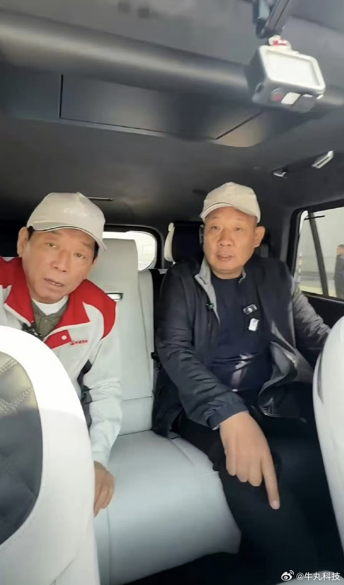 网友等的顶流企业家同框画面来了！没想到啊，前段时间于东来和魏建军的隔空喊话约见，