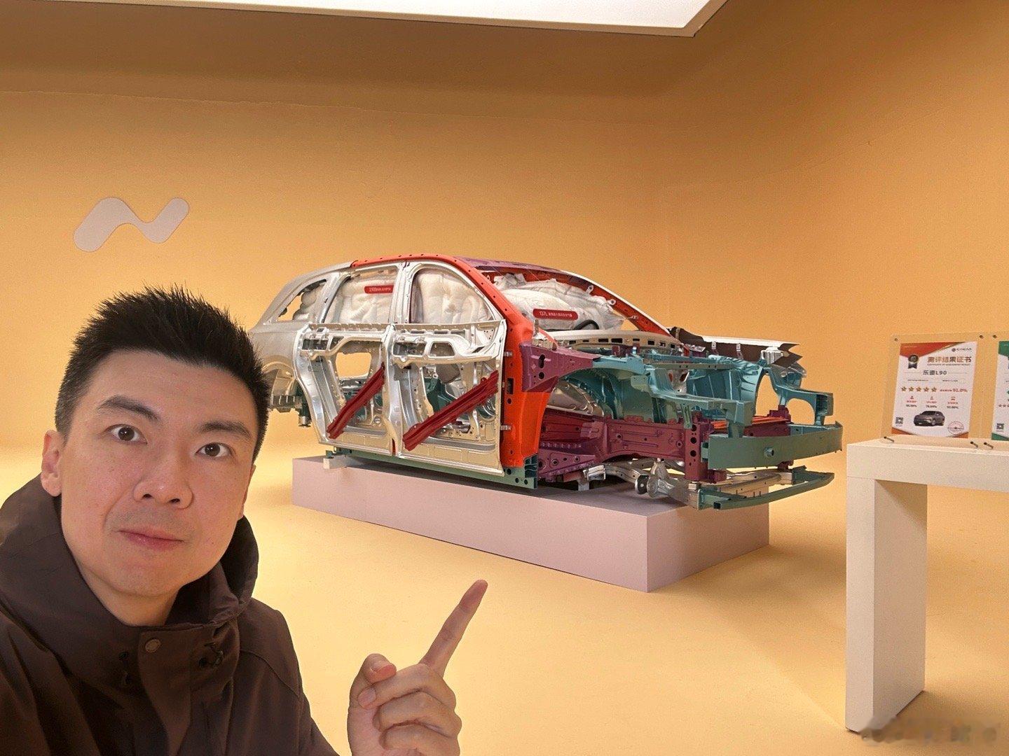 看白车身是很有意思的，可以看出工程师怎样通过材料的搭配和巧妙的设计，把巨大的撞击