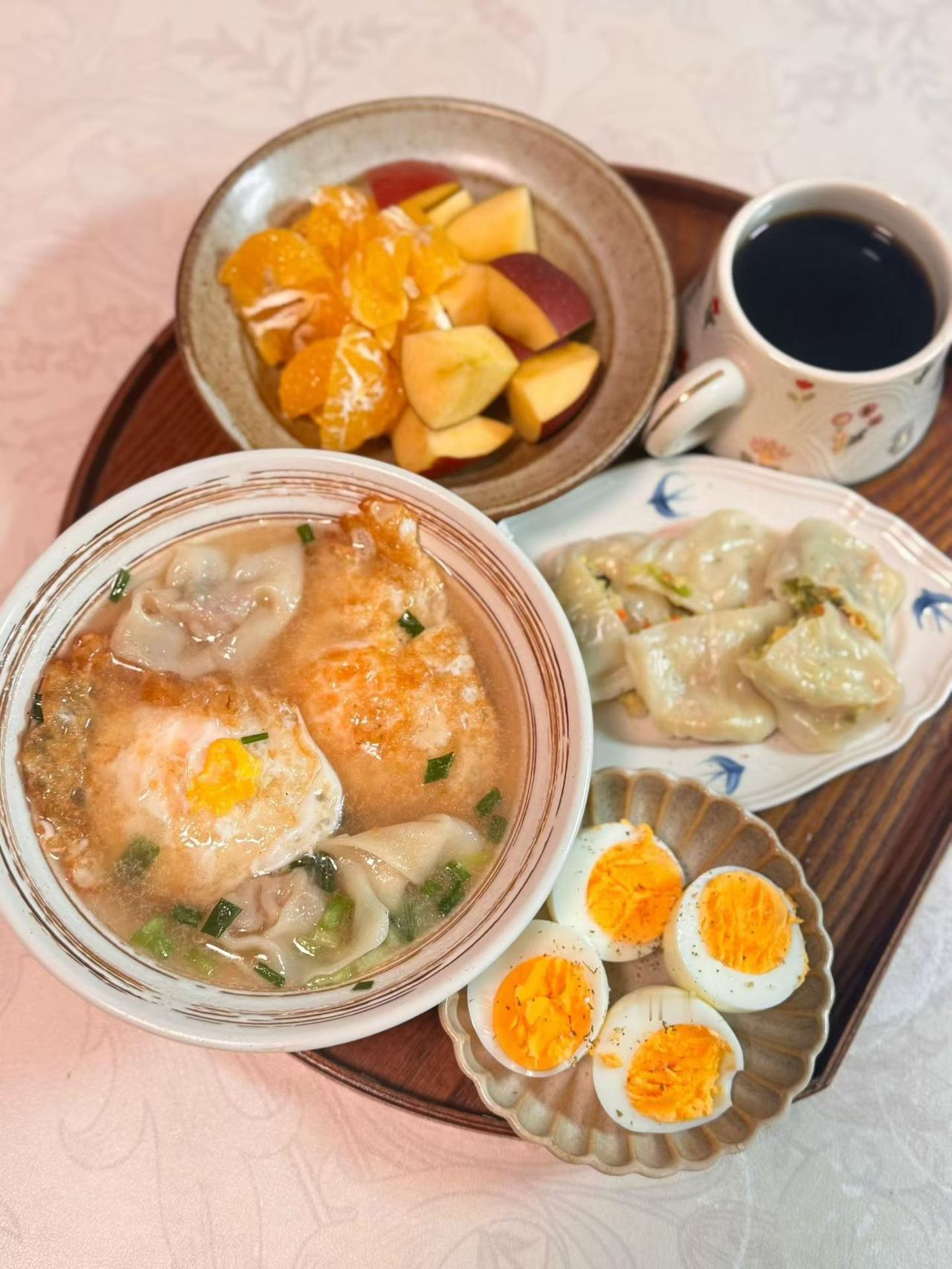 谁懂啊！

看着流口水了

这份早餐也太丰盛了吧～

一碗飘着煎蛋香的馄饨汤，