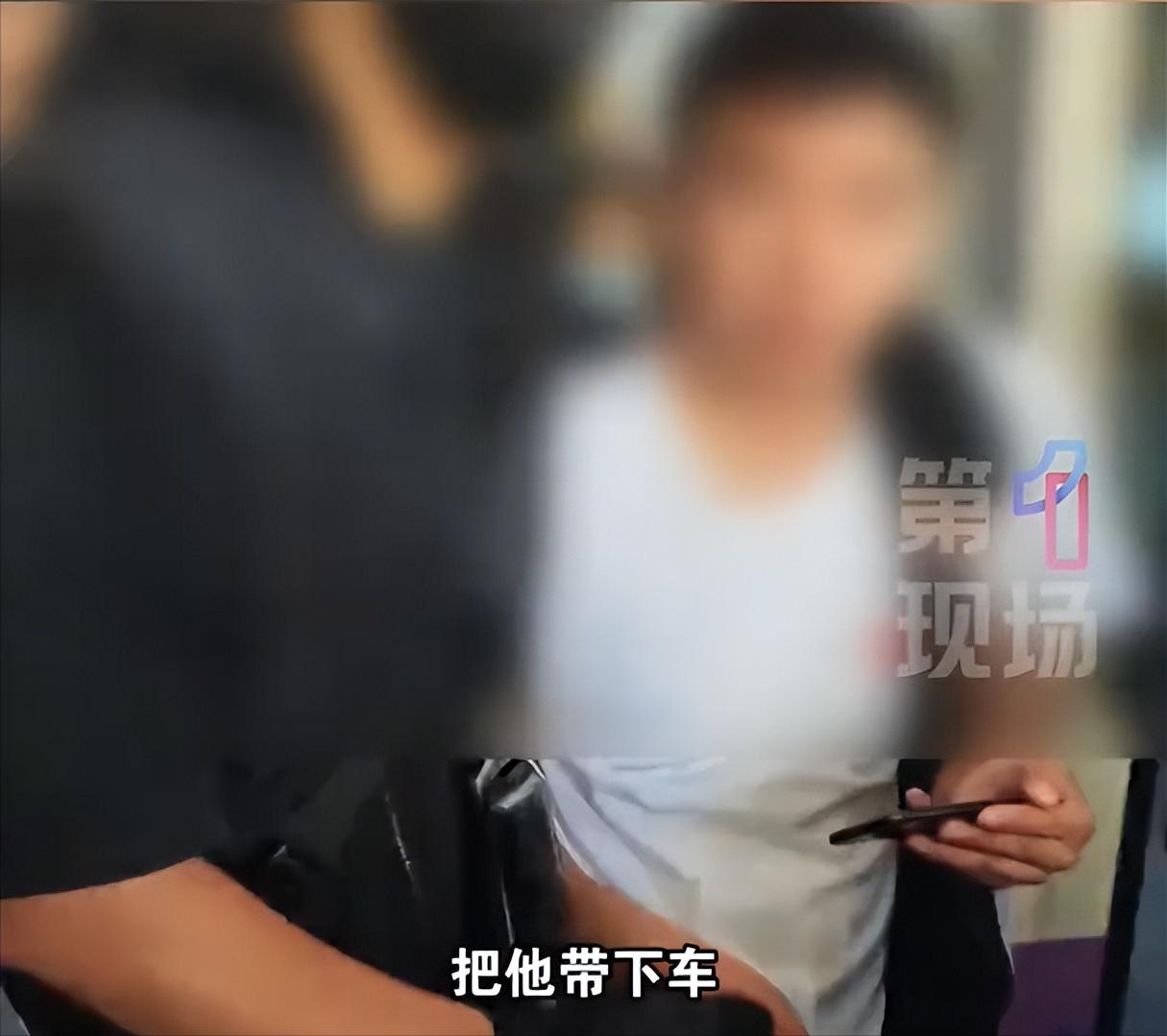 6月22日，深圳，有个白衣男子，进入地铁站之后就开始神色异常，盯着来往的女子看，