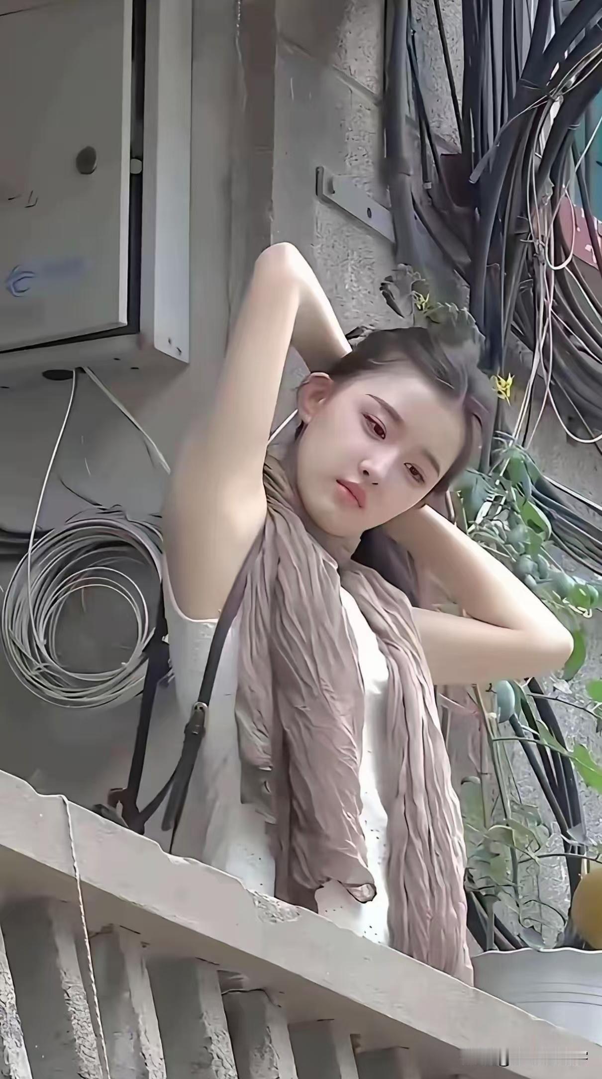 我就想问一句：照片里这位姑娘，漂亮不漂亮？
 
她不是那种咄咄逼人的惊艳，是越看