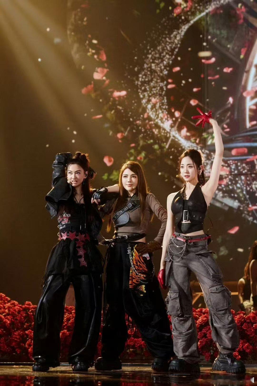 者来女二公错过乌兰图雅团乘风2026者来家族直播也太有意思了！者来女和万千惠原本